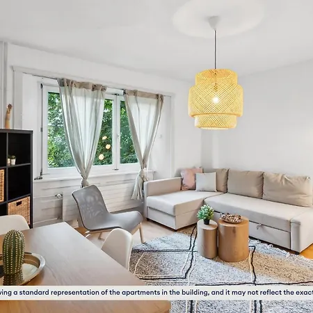 Basic 3br Flat With Balcony In 公寓