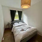 公寓 Basic Flat With Balcony In