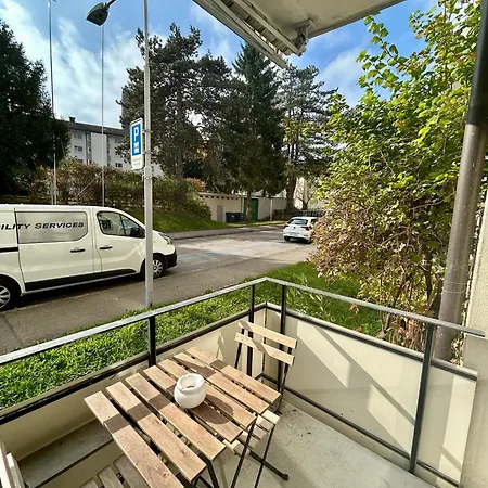 Basic Flat With Balcony In Lejlighed *